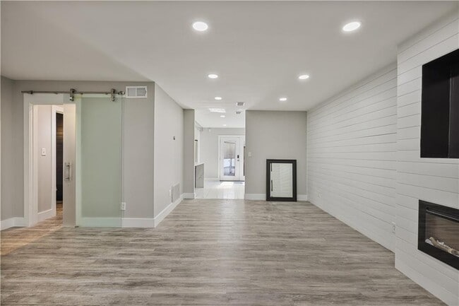 Building Photo - 330 Winding River Dr