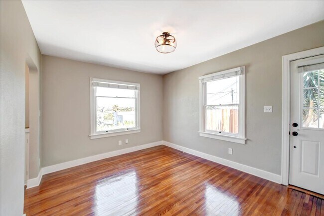 Building Photo - Georgia St. Triplex