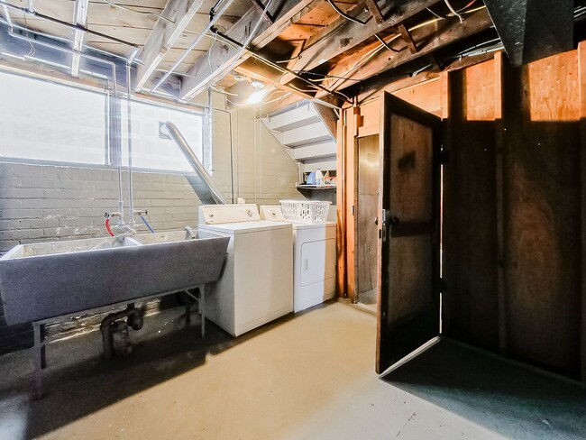 Building Photo - Welcome to this charming 2 bedroom, 1 bath...