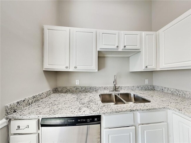 Building Photo - 136 Pecan Dr