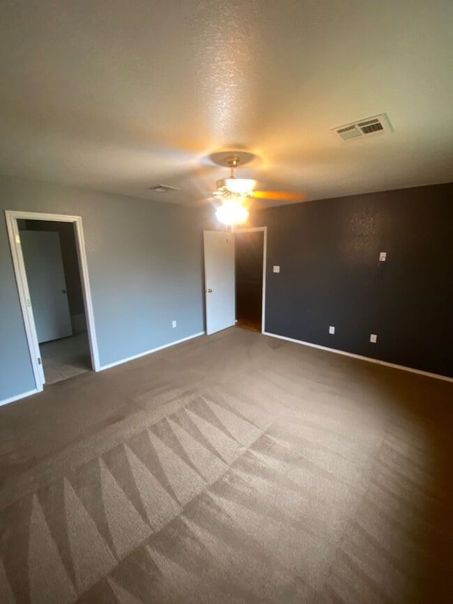 Building Photo - AVAILABLE NOW!