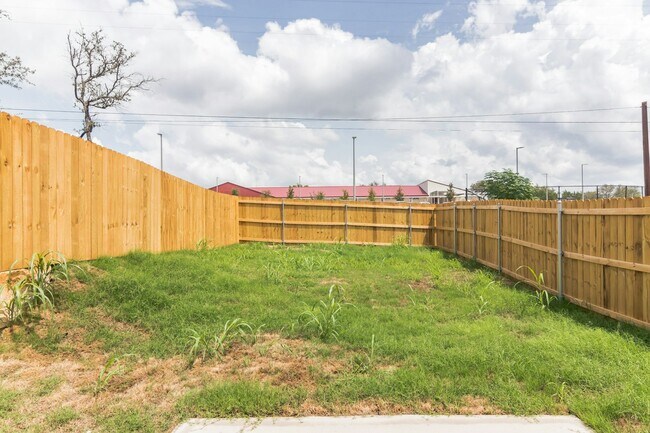 Building Photo - 120 Peruna Dr