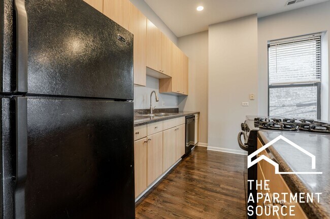 Building Photo - HUGE 2BR/1BA Close to Blue Line!