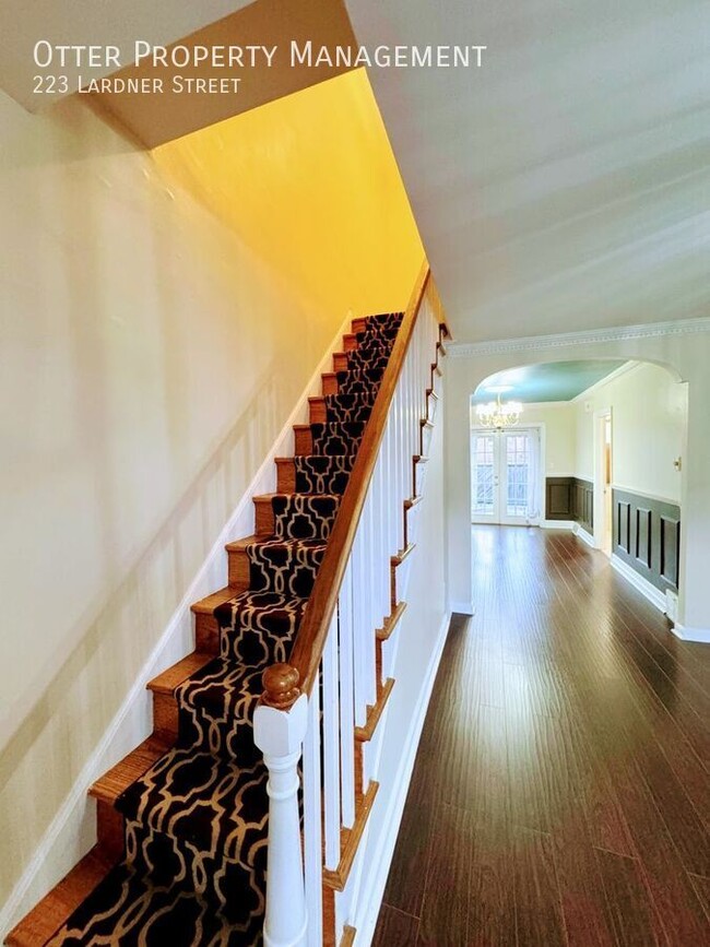 Building Photo - 223 Lardner St