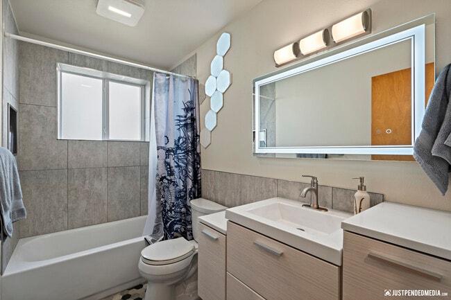 Building Photo - Downtown Classics