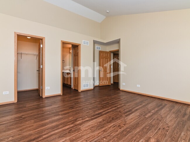 Building Photo - 204 Winding Trl