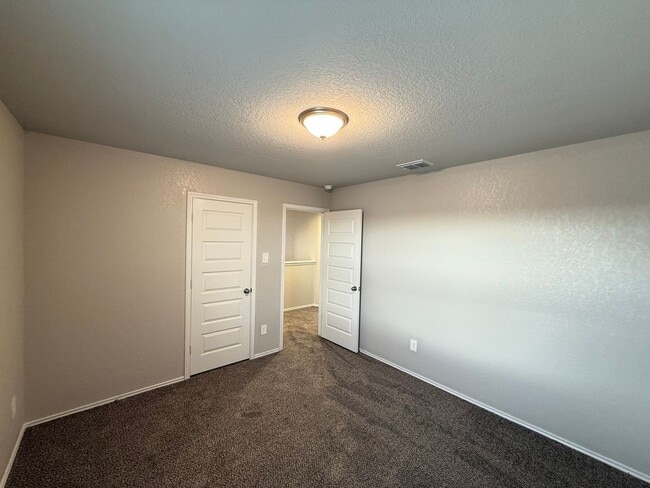 Building Photo - 4 Bedrooms, 2.5 Bathroom house with a huge back yard in New Braunfels!