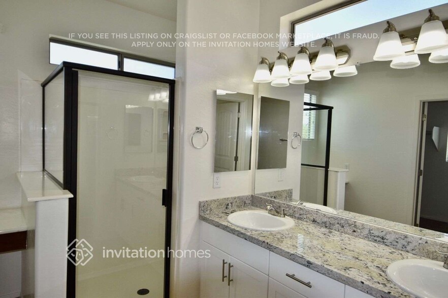 Building Photo - 3523 S Swan Dr