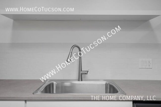 Building Photo - 7461 E Victoria Dr