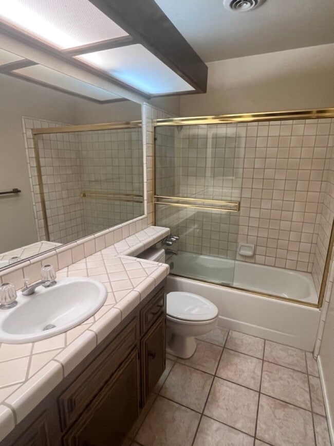 Building Photo - 2 Bed Condo w/Garage!