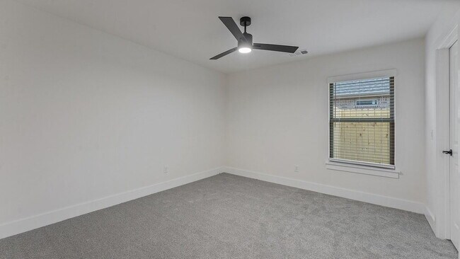 Building Photo - "Charming 3-Bedroom Retreat with Granite Finishes & Cozy Fireplace in Farmington!"