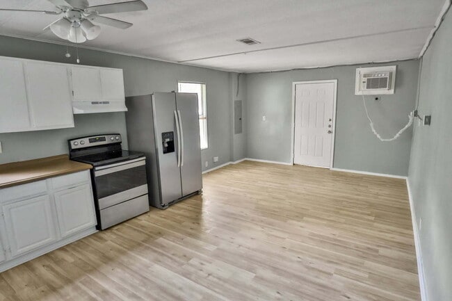 Building Photo - Renovated 2 Bed/1 bath with Washer & Dryer