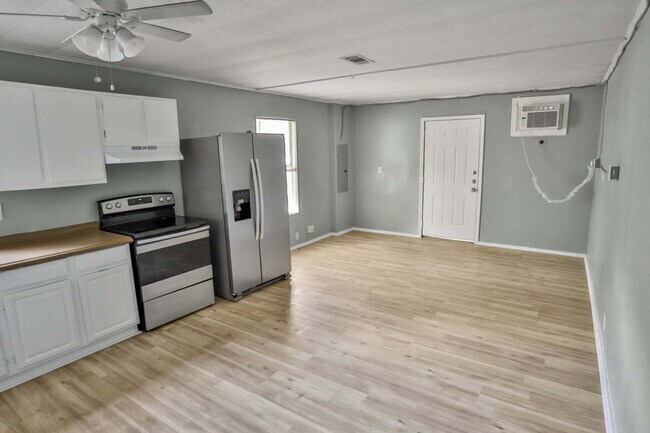 Building Photo - Renovated 2 Bed/1 bath with Washer/Dryer H...