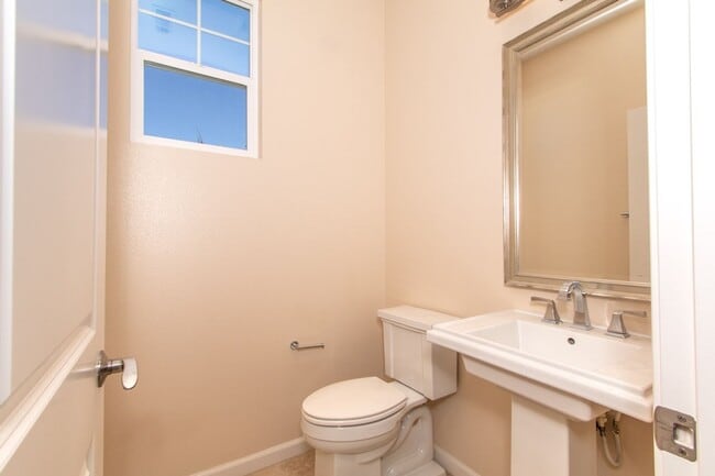 Building Photo - 4 Bed / 2.5 Bath Home with Premium Panoram...