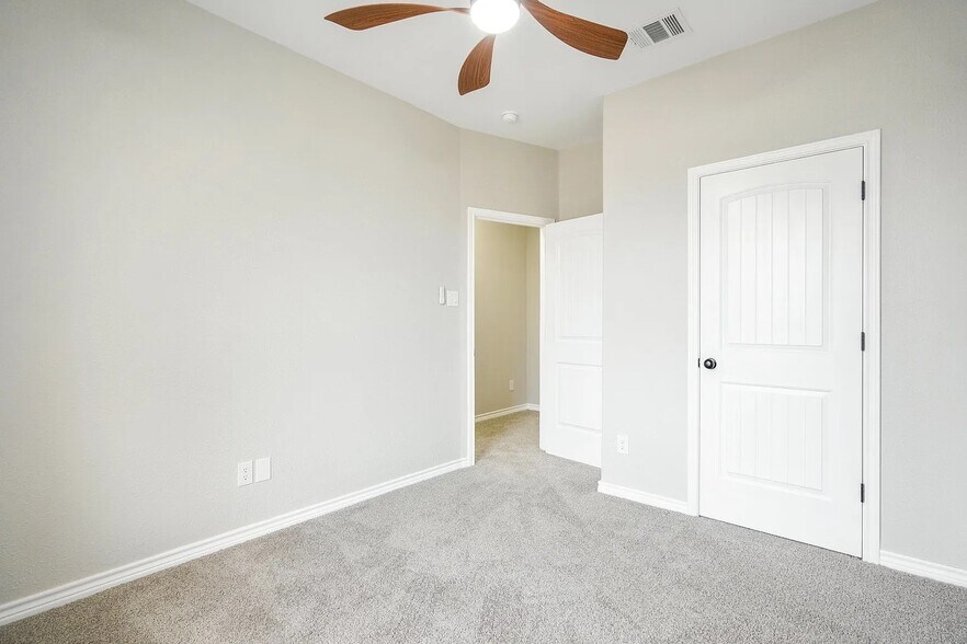 Building Photo - 2166 Stonebrook Ln