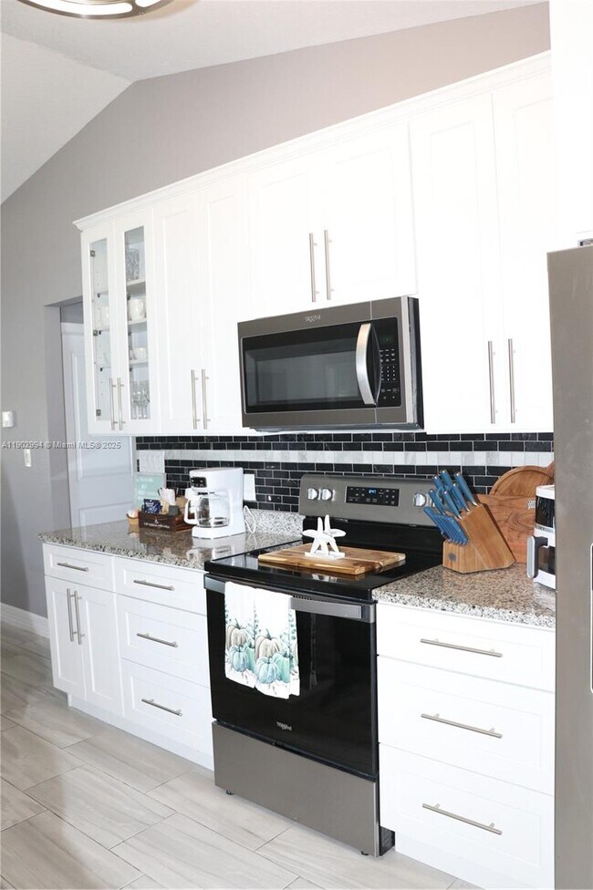 Building Photo - 4407 SW 16th Pl