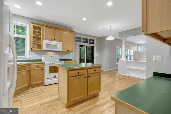 Building Photo - 26161 Rachel Hill Dr