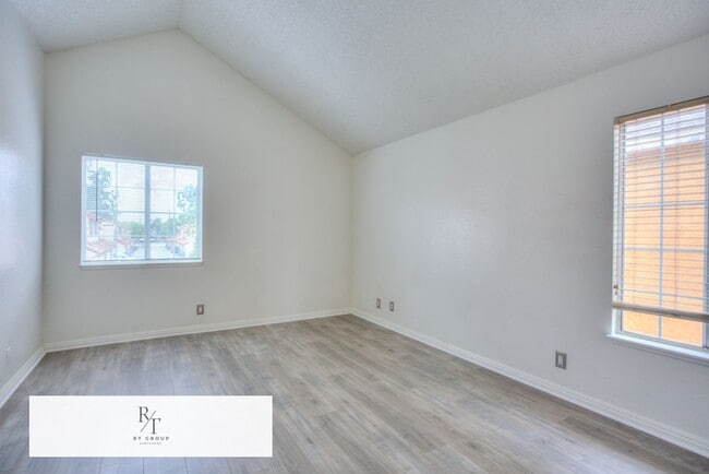 Building Photo - Freshly painted and featuring brand new 2nd-floor flooring 3 Bedrooms, 2.5 Bathroom in Baldwin Park
