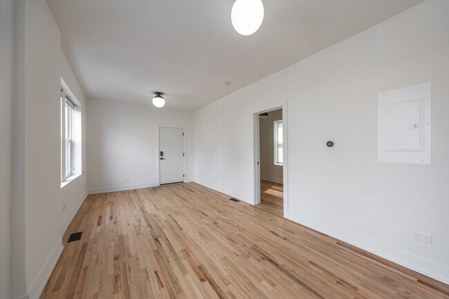 Building Photo - 3051 W Medill Ave
