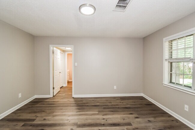 Building Photo - 3041 Delvan Cove