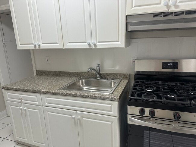 Building Photo - 332 61st St