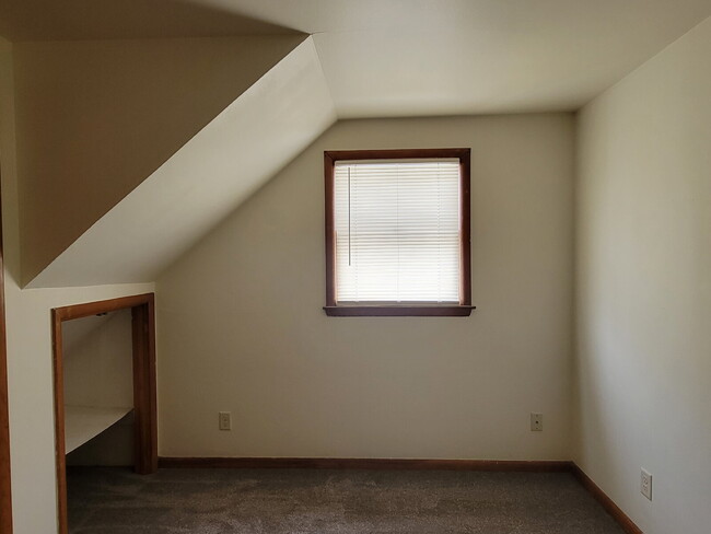 Building Photo - Cozy 1 Bedroom Lower Apartment Near Downto...