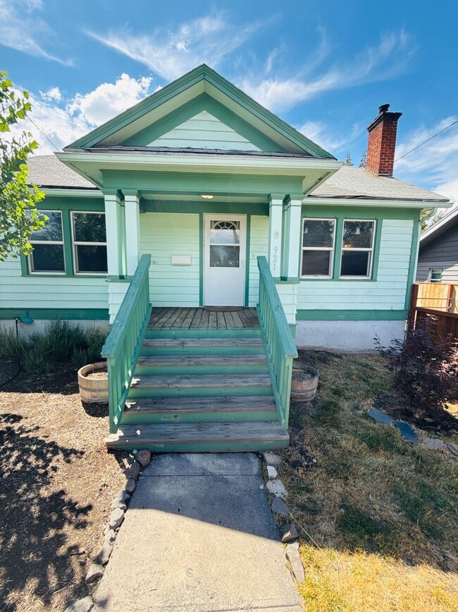 Building Photo - Charming bungalow with off street parking ...