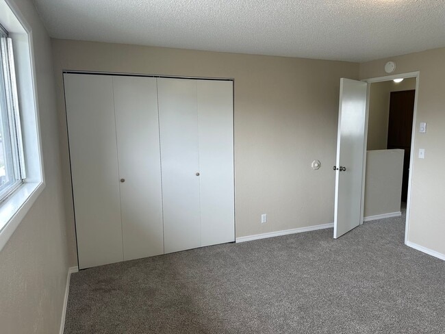 Building Photo - Unique 4 bed 1 1/2 bath duplex in Springfi...