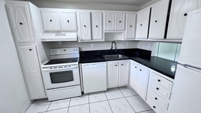 Building Photo - 5535 Lakewood Cir