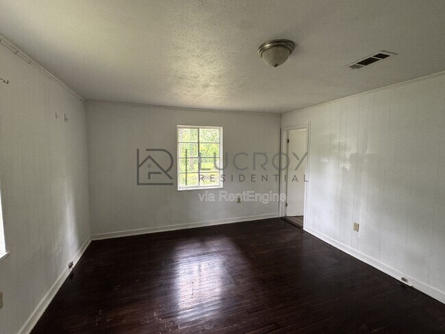 Building Photo - 323 Colonial Dr