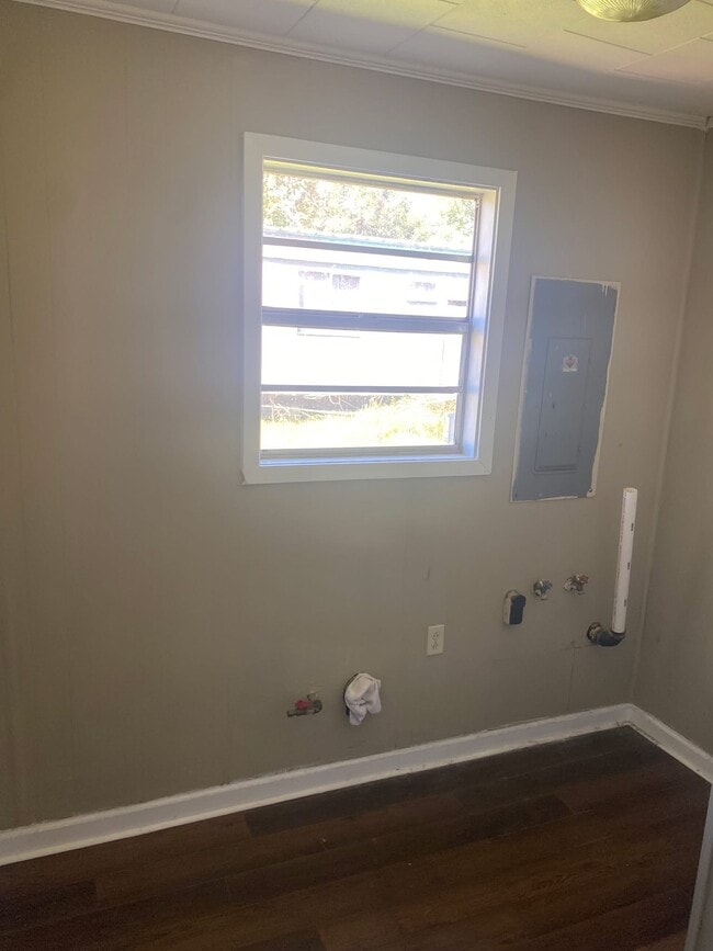 Building Photo - 1638 Par Rd 1-190-8