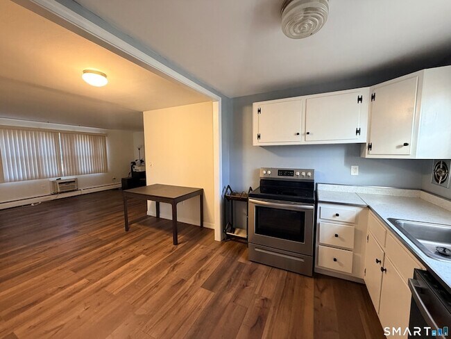 Building Photo - 5 Grandview Dr