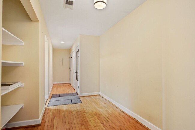 Building Photo - Spacious Top Floor 2 bed 2 bath in the hea...