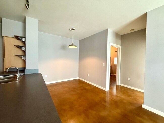Building Photo - 1/1 with a garage!  Available for immediat...