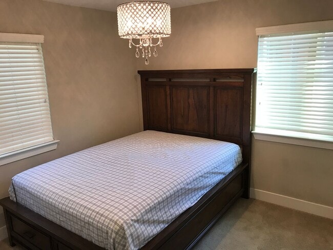 Building Photo - Gorgeous 3 bedroom home available now