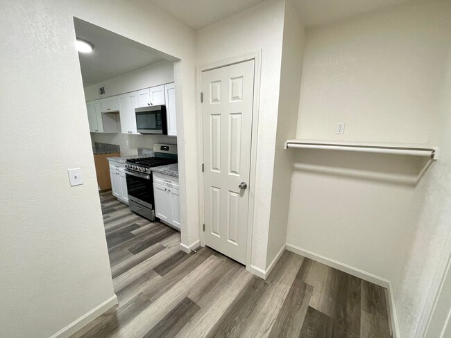 Building Photo - Beautifully Remodeled Large 3 Bedroom 2 Ba...