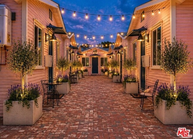 Building Photo - 314 N Venice Blvd