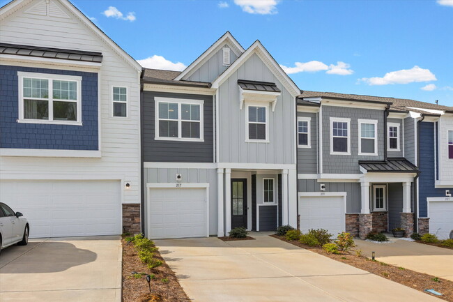 Building Photo - "Spacious 3-Bed Townhouse  with 2.5 Baths at 217 Brooks Springs Drive, Fort Mill!"