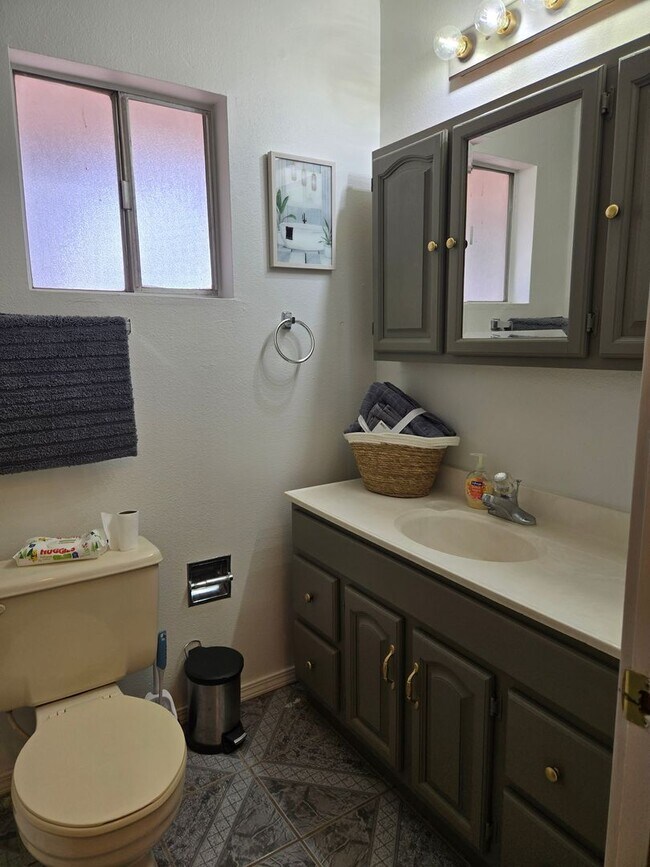 Building Photo - Furnished Four Bedroom Home With Sierra Bl...