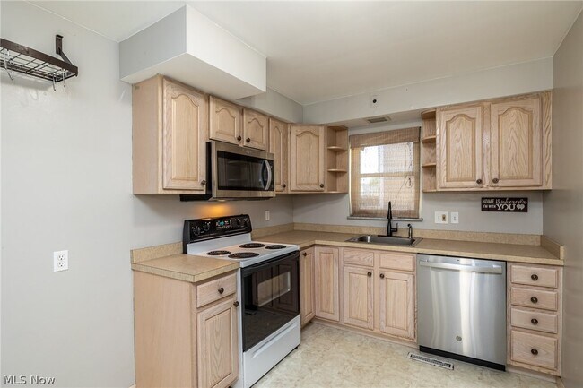 Building Photo - 8221 Pelham Dr