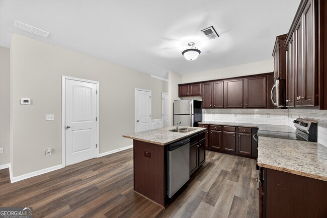 Building Photo - 4497 Ravenwood Dr