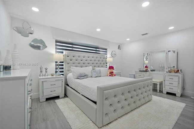 Building Photo - 850 SW 31st Ave