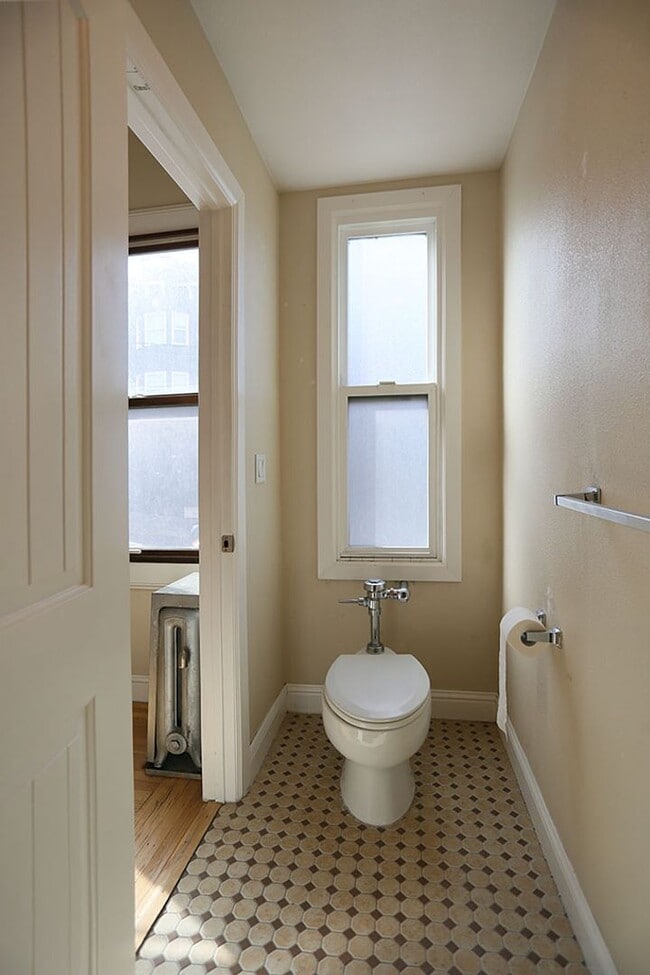 Building Photo - OPEN HOUSE: Thursday (1/29) 7:40pm-8:00pm. Renovated studio in Central Richmond, H/W Floors, Shar...