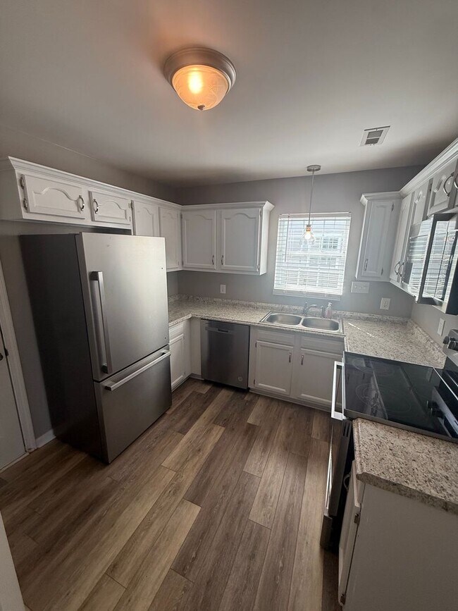 Building Photo - Newly Updated Ranch-Style Condo