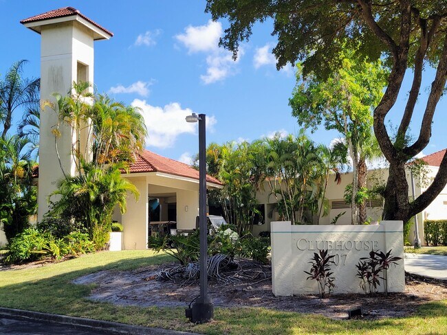 Building Photo - 111 Lake Emerald Dr