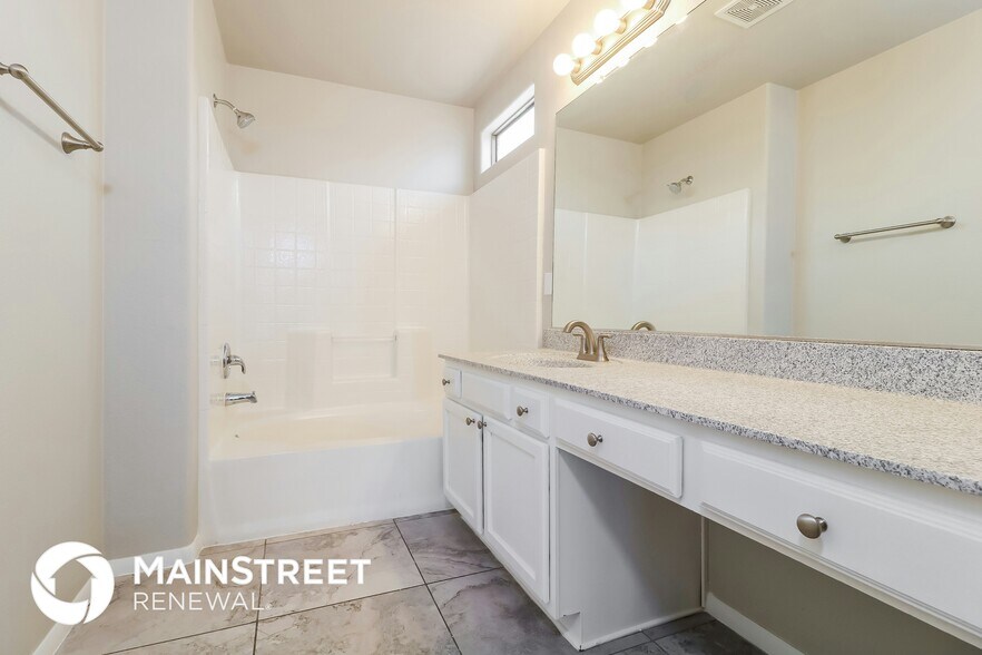 Building Photo - 2837 S 63rd Dr