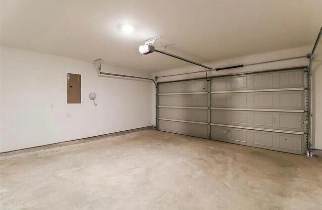 Building Photo - 621 Roaring Fls Dr