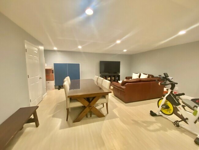 Building Photo - 14 Windsor Rd