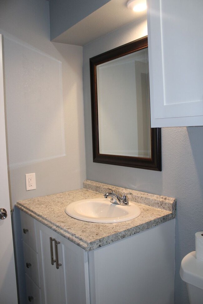 Building Photo - Newly Remodeled! Close to Tinker