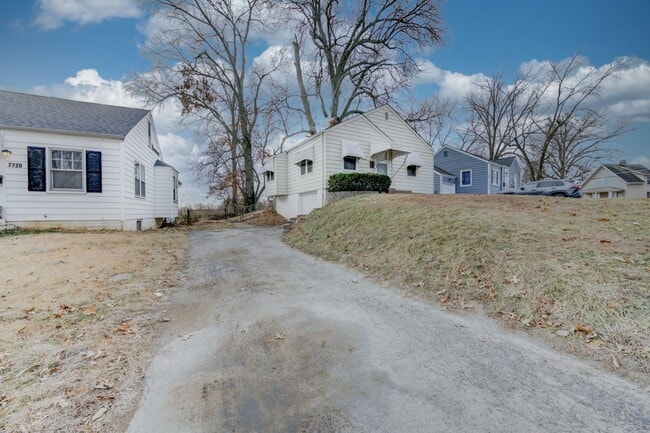 Building Photo - Cute 2 bedroom single family house in Bel-nor with attached garage.